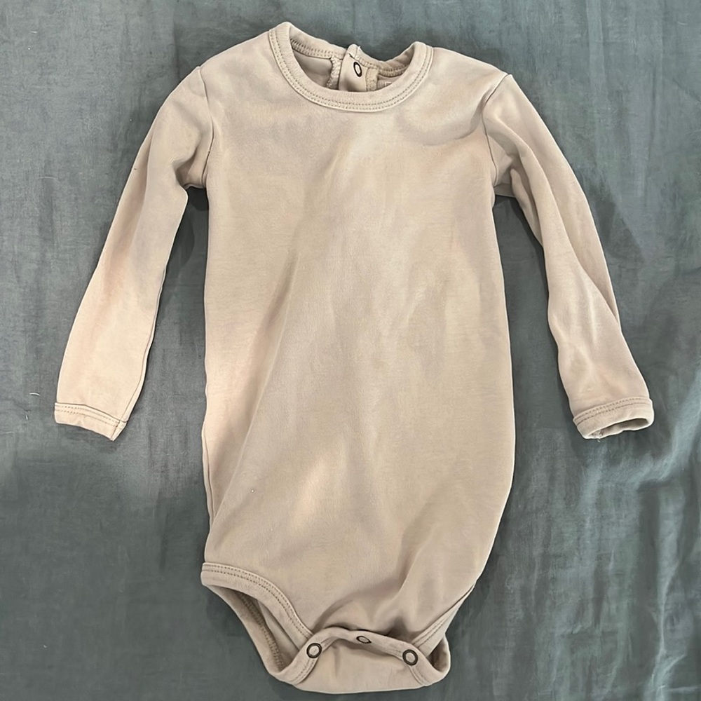 L’ovedbaby 12-18 sand l/s onesie